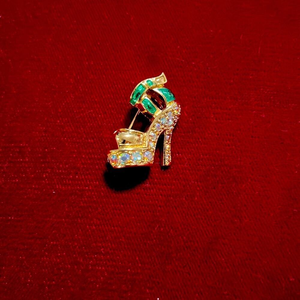 Stiletto Brooch